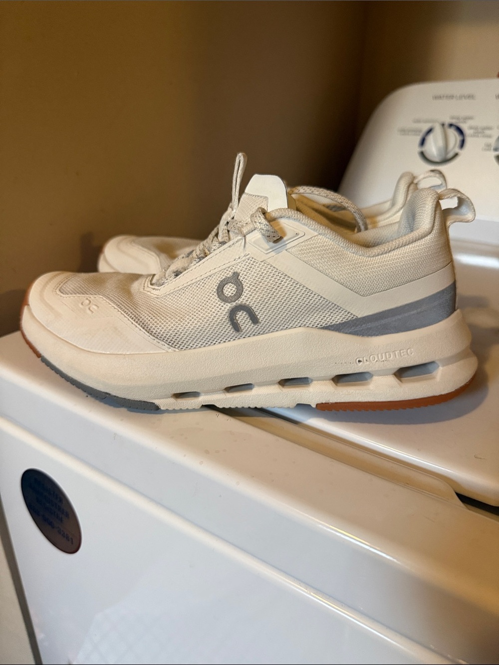 On Running Boy’s Neutral Trainer - Cream & Gray size 3.5 youth